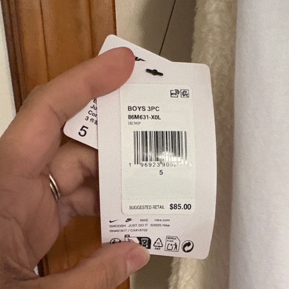 Nike Beige and White Fleece Vest Set boys size small (4-5years old) - Picture 4 of 9